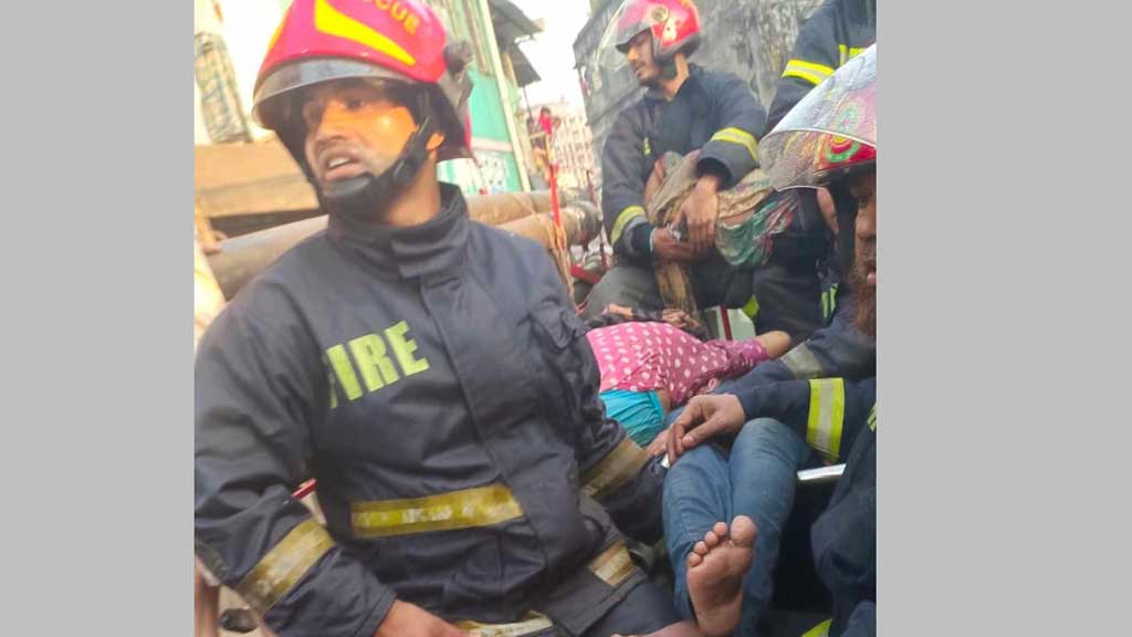 চট্টগ্রামে আগুন: পরিবারের পাঁচজন আশ্রয় নিয়েছিলেন বাথরুমে